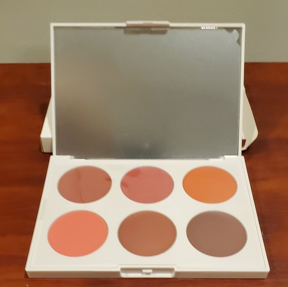 Iconic London Multi-Use Lip & Cheek Palette - Picture 3 of 5
